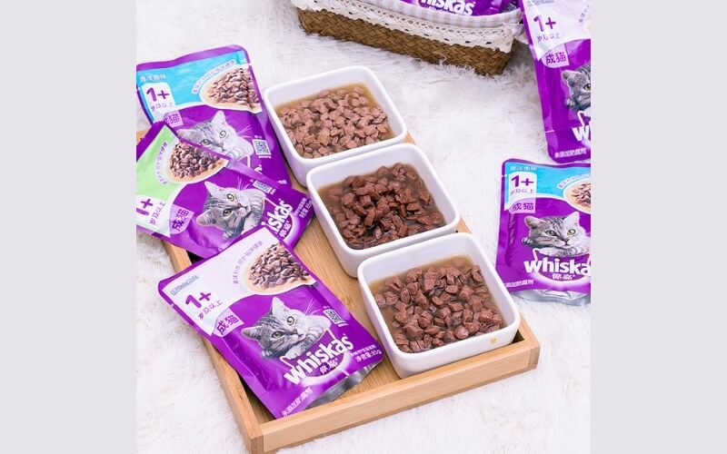 Whiskas là dòng pate rất phổ biến và dễ tìm mua, một lựa chọn tiện lợi cho ngân sách tiết kiệm